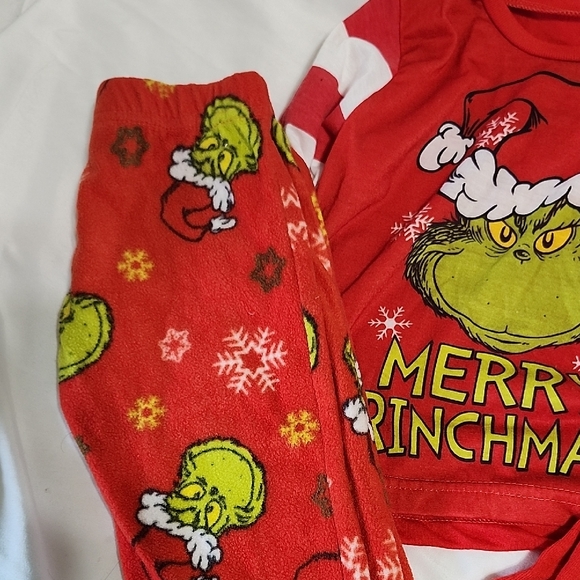 Dr. Seuss Red and Green Pajama Sets for Festive Comfort - Picture 6 of 7